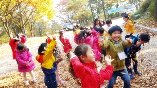 11월 색동어린이집 '낙엽에게 할 일이 있대요'